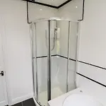 89 Caledonia Street * 스카버러