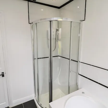 89 Caledonia Street * سكرابورو